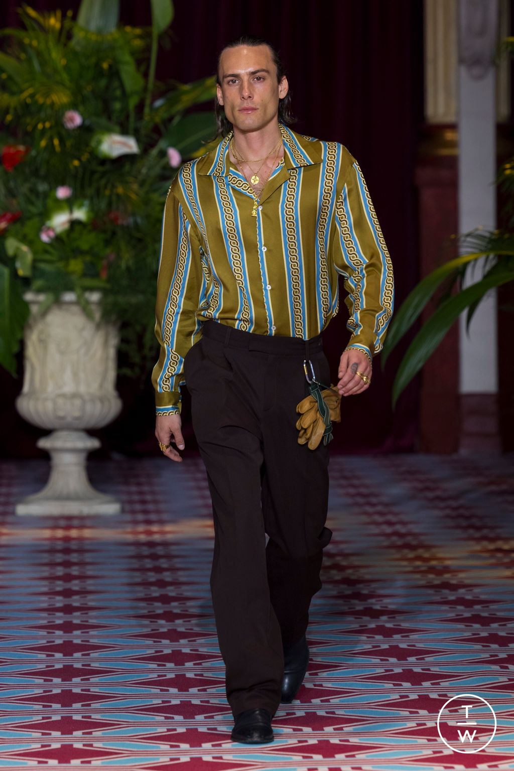 Fashion Week Paris Fall/Winter 2024 look 35 from the Drôle de Monsieur collection 男装