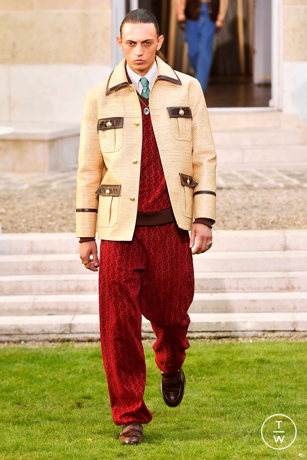 Fashion Week Paris Spring-Summer 2025 look 1 from the Drôle de Monsieur collection 男装
