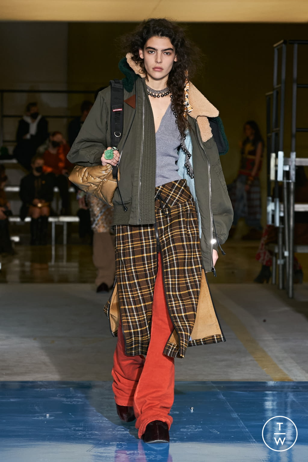 Fashion Week Milan Fall/Winter 2022 look 25 de la collection Dsquared2 womenswear