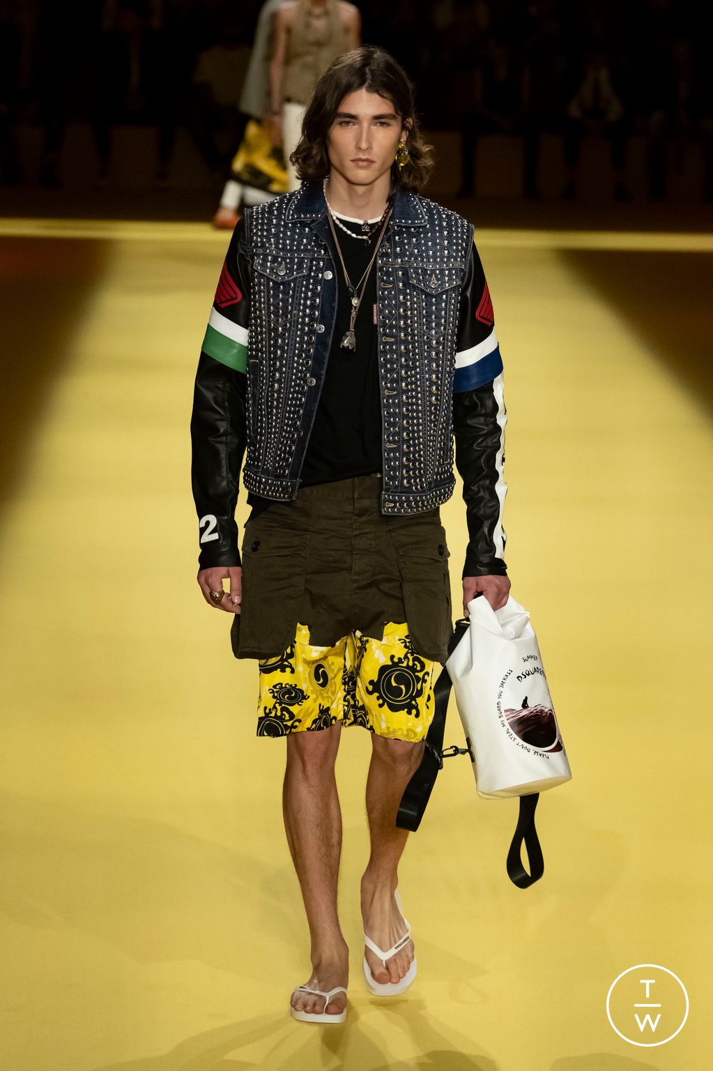 Fashion Week Milan Spring/Summer 2023 look 4 from the Dsquared2 collection menswear