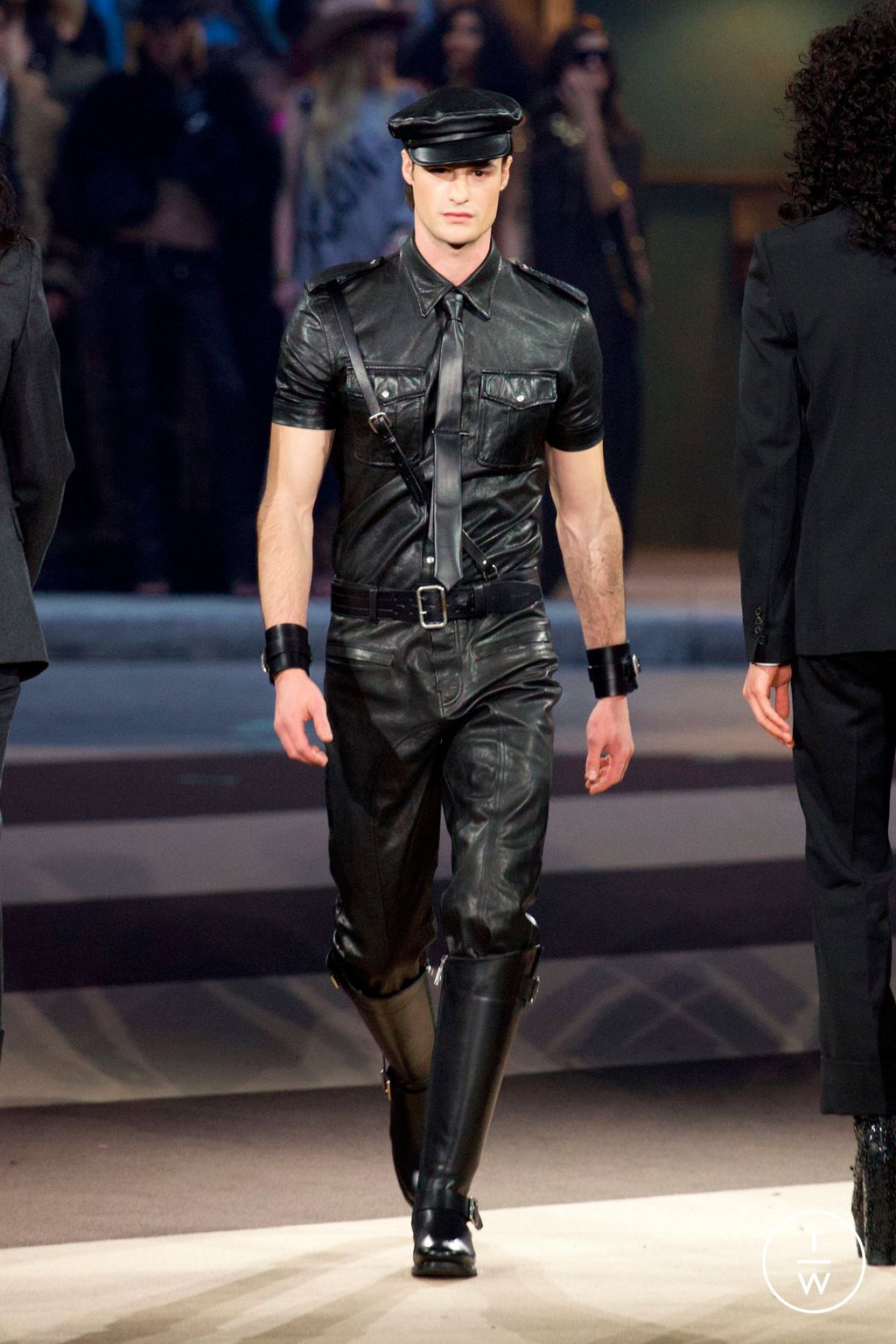 Fashion Week Milan Fall/Winter 2025 look 56 from the Dsquared2 collection 女装