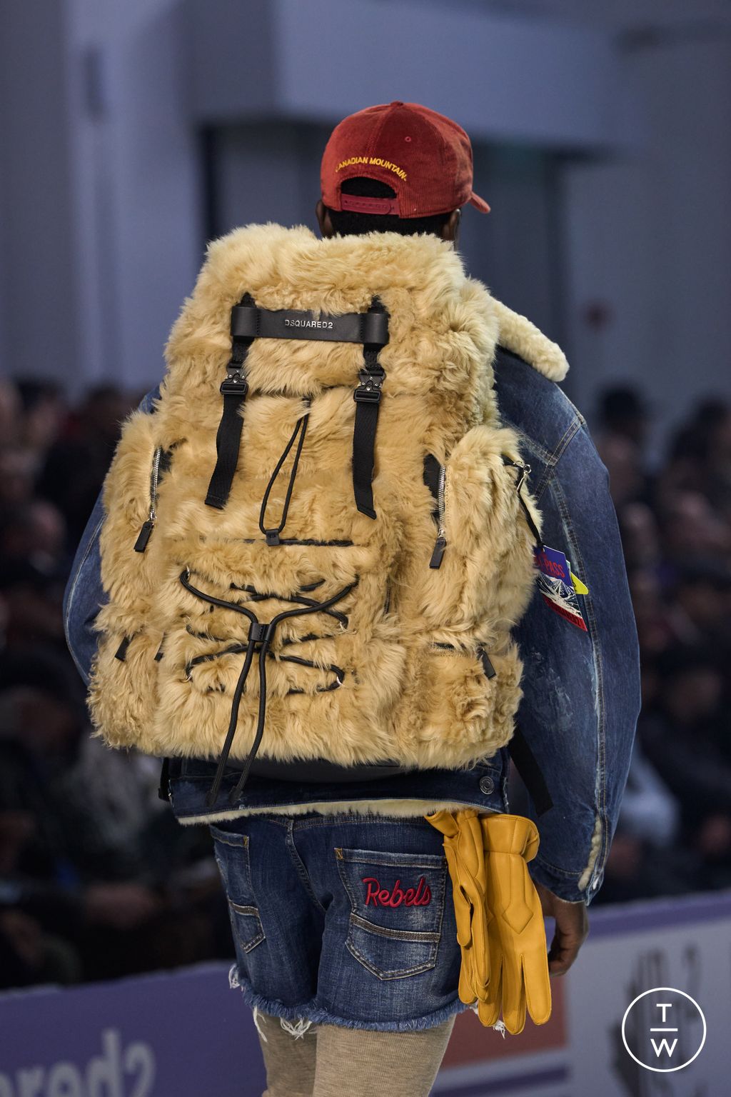 Fashion Week Milan Fall/Winter 2026 look 34 de la collection Dsquared2 menswear accessories