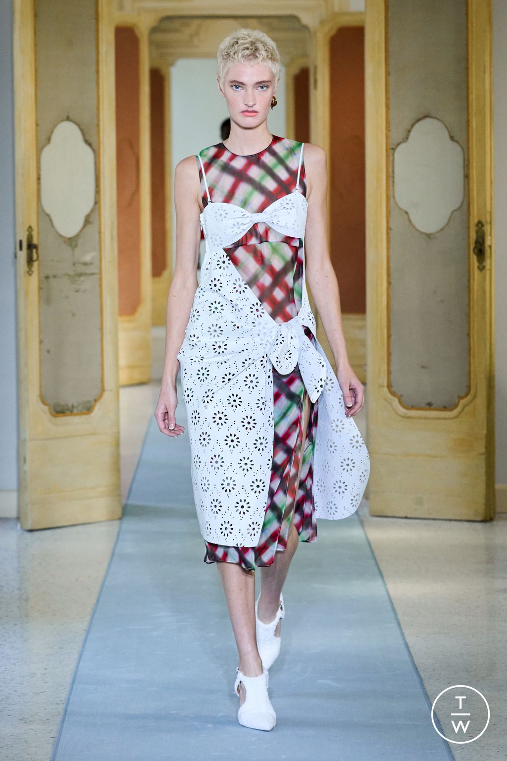 Fashion Week Milan Spring/Summer 2023 look 29 from the Dsquared2 collection womenswear