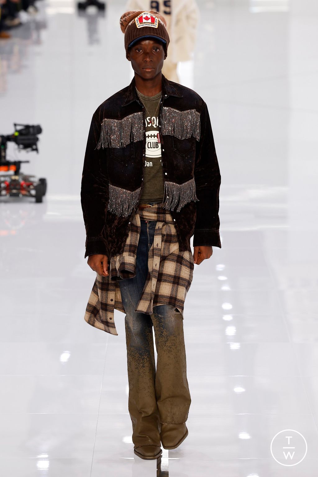 Fashion Week Milan Fall/Winter 2024 look 17 de la collection Dsquared2 menswear