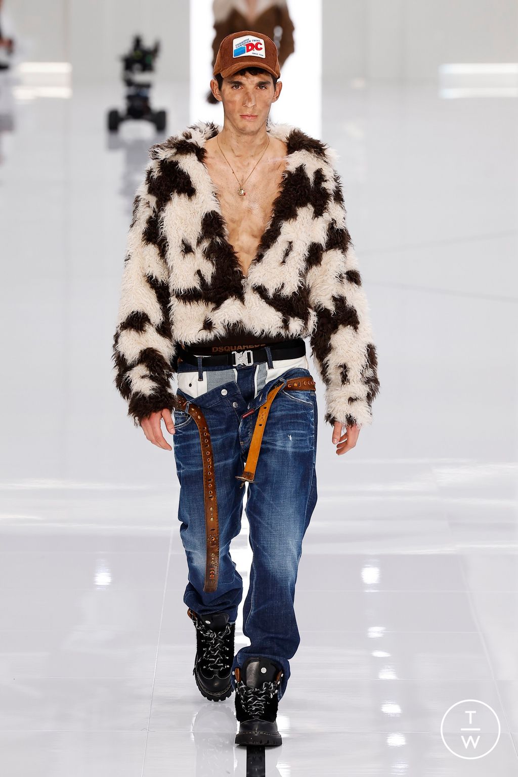 Fashion Week Milan Fall/Winter 2024 look 21 de la collection Dsquared2 menswear