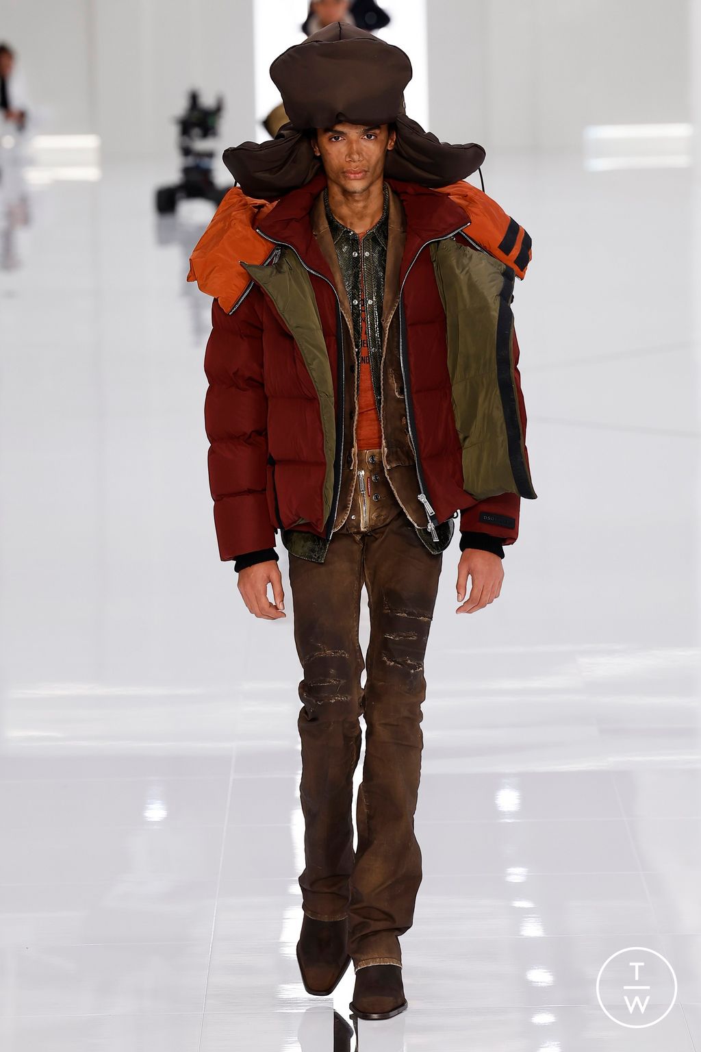 Fashion Week Milan Fall/Winter 2024 look 25 de la collection Dsquared2 menswear