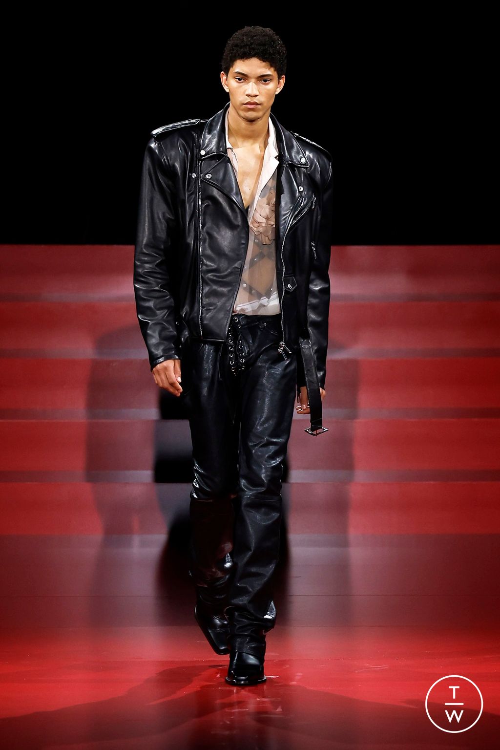 Fashion Week Milan Spring/Summer 2025 look 6 from the Dsquared2 collection menswear