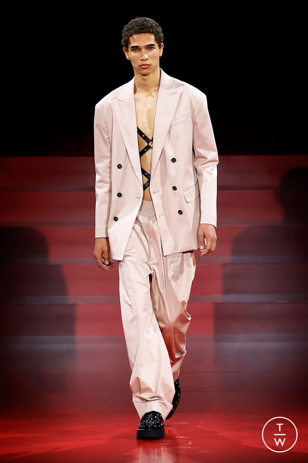 Fashion Week Milan Spring/Summer 2025 look 7 from the Dsquared2 collection menswear