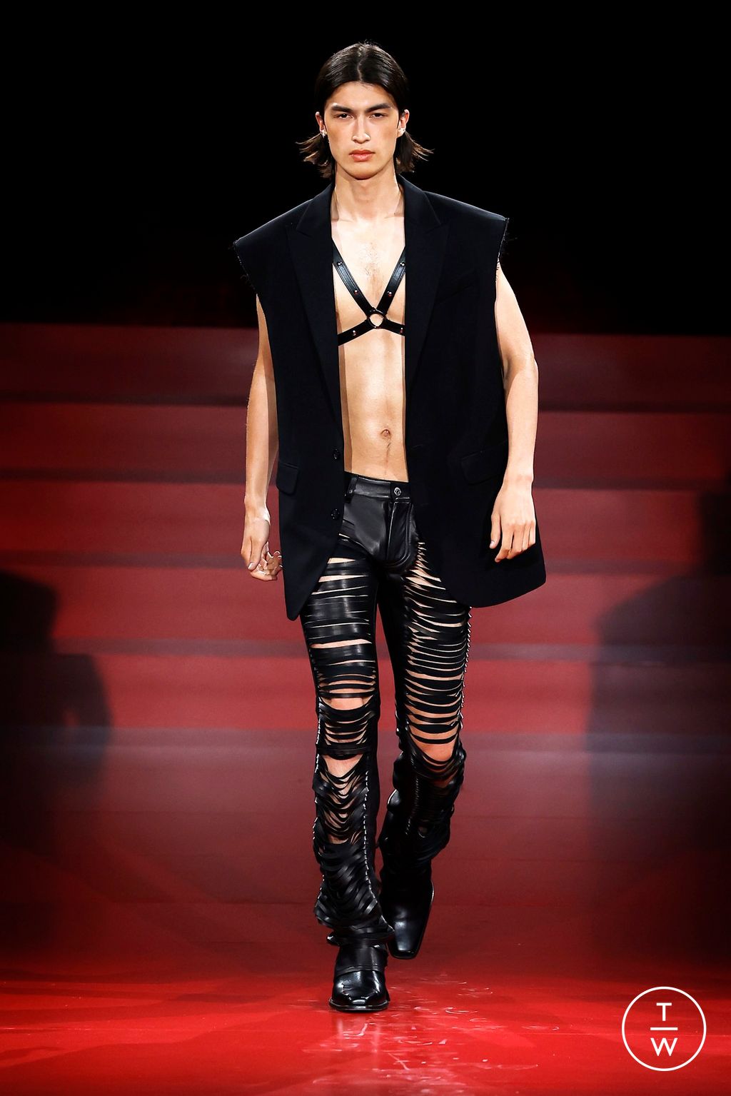 Fashion Week Milan Spring/Summer 2025 look 23 from the Dsquared2 collection menswear