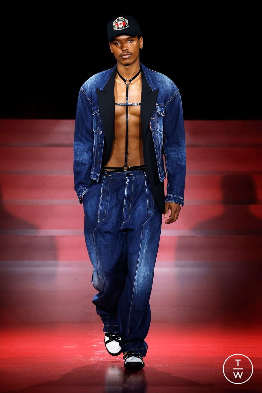 Fashion Week Milan Spring-Summer 2025 look 28 from the Dsquared2 collection menswear