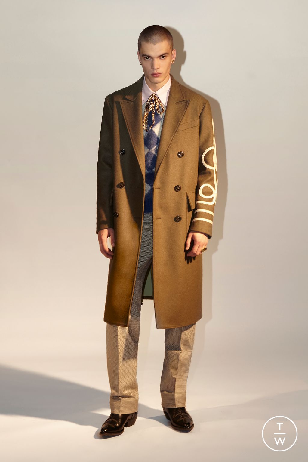 Fashion Week Milan Pre-Fall 2023 look 16 from the Dsquared2 collection 男装