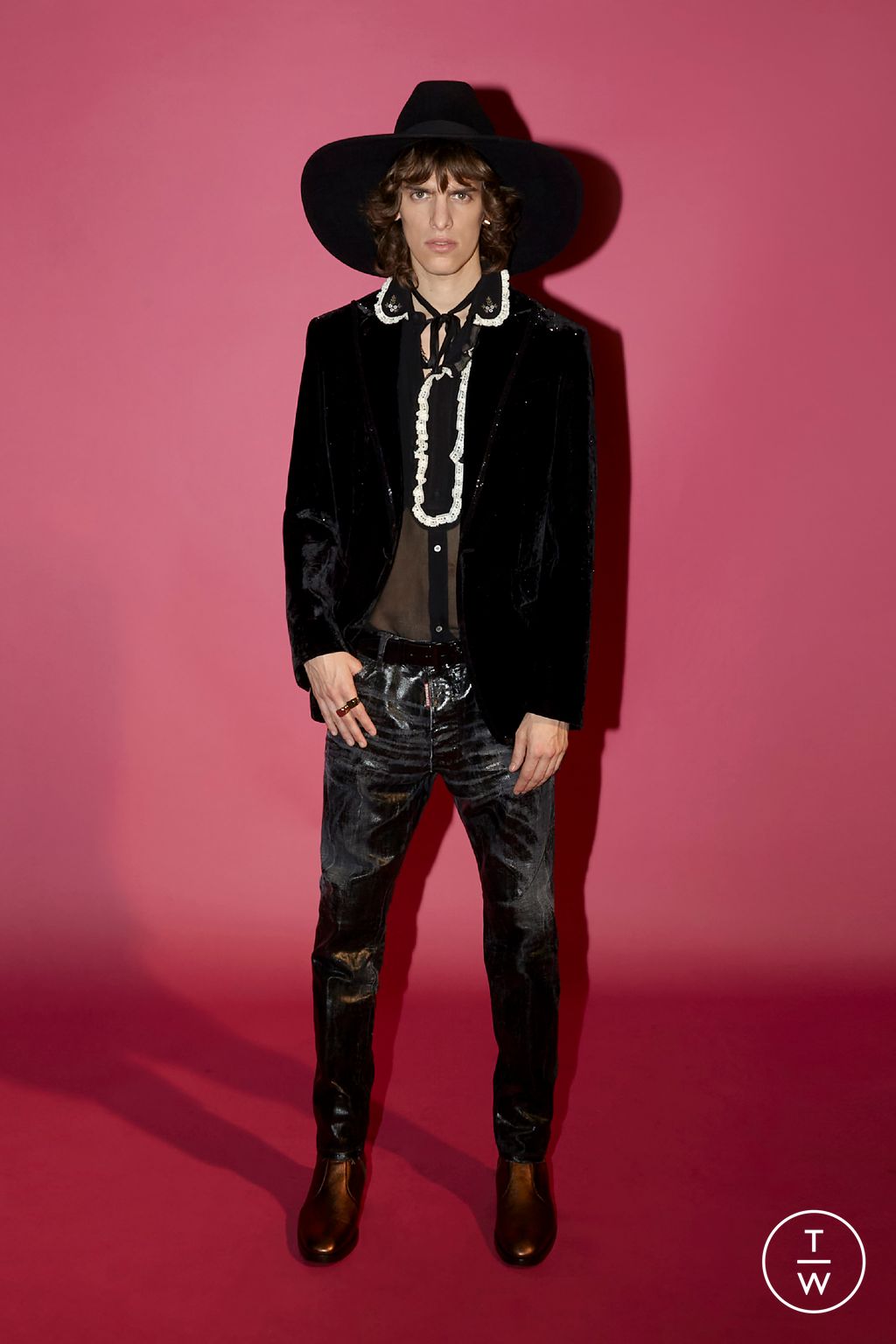 Fashion Week Milan Pre-Fall 2023 look 26 from the Dsquared2 collection menswear