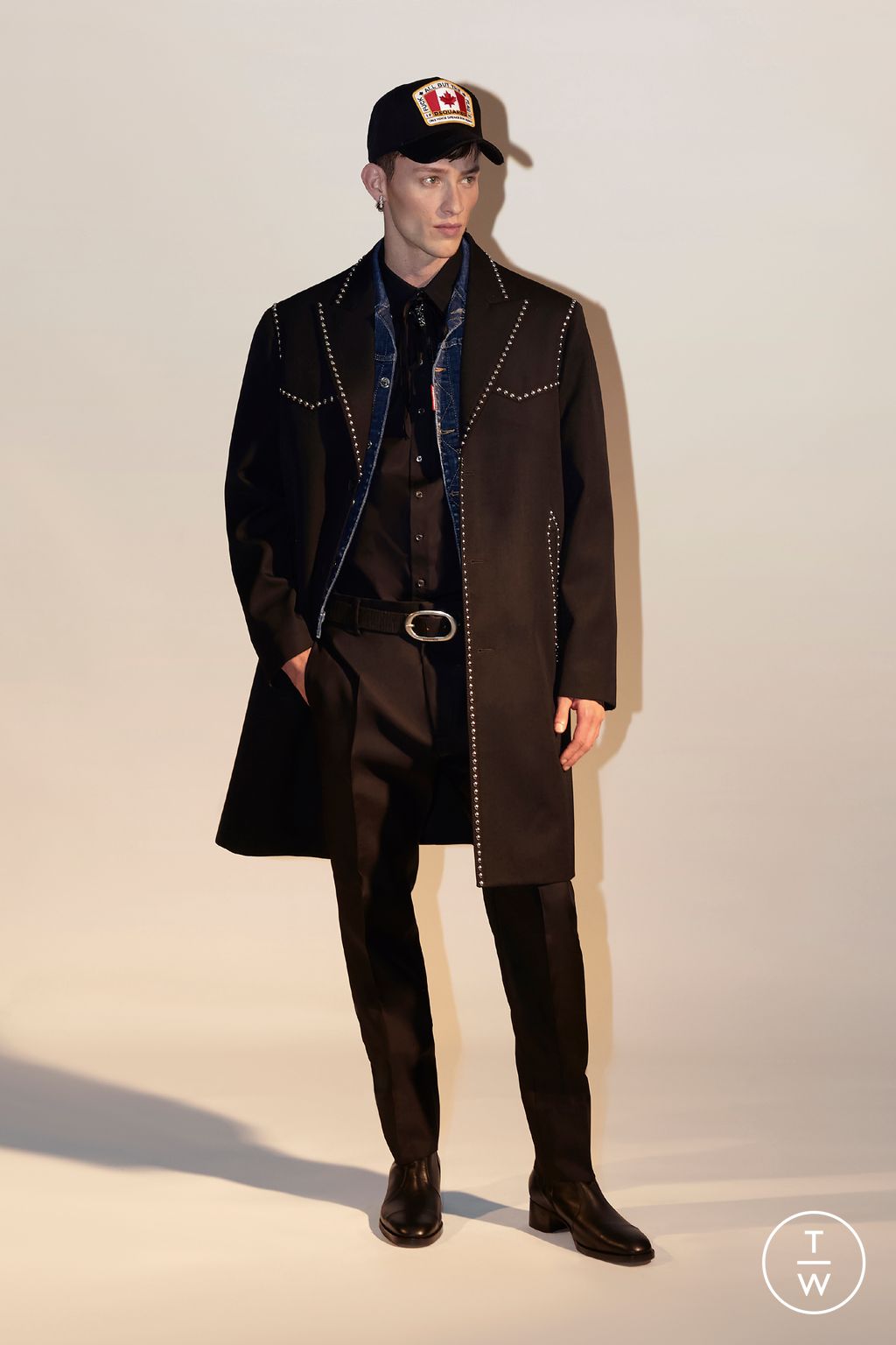 Fashion Week Milan Pre-Fall 2023 look 7 from the Dsquared2 collection menswear