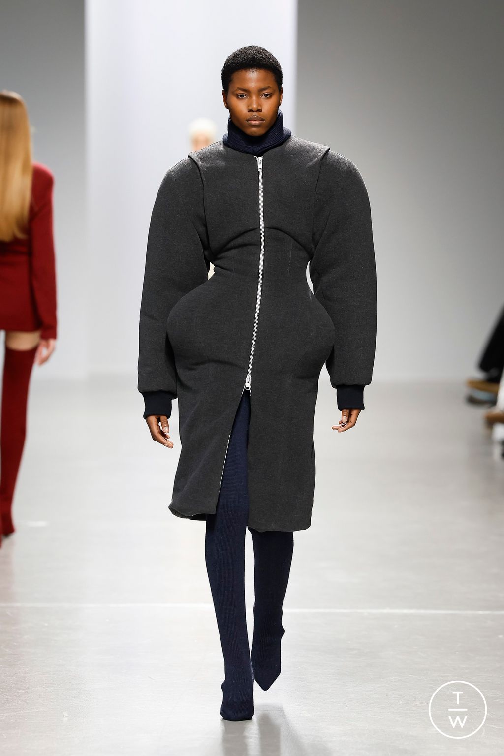 Fashion Week Paris Fall/Winter 2024 look 2 de la collection Duran Lantink womenswear