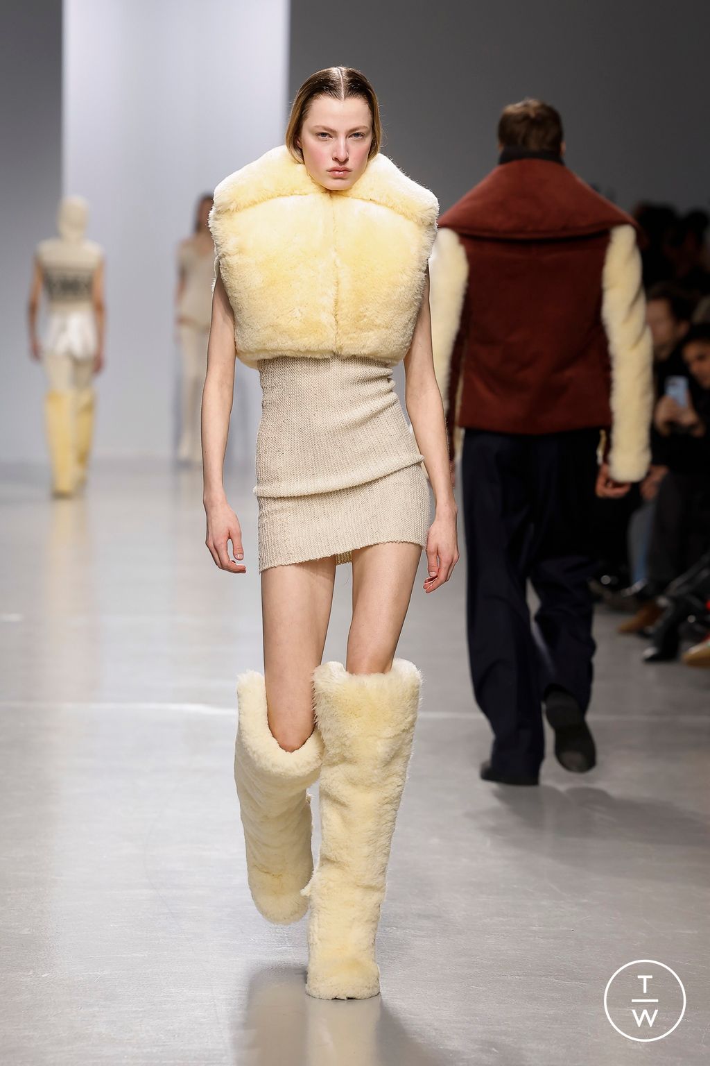 Fashion Week Paris Fall/Winter 2024 look 17 de la collection Duran Lantink womenswear