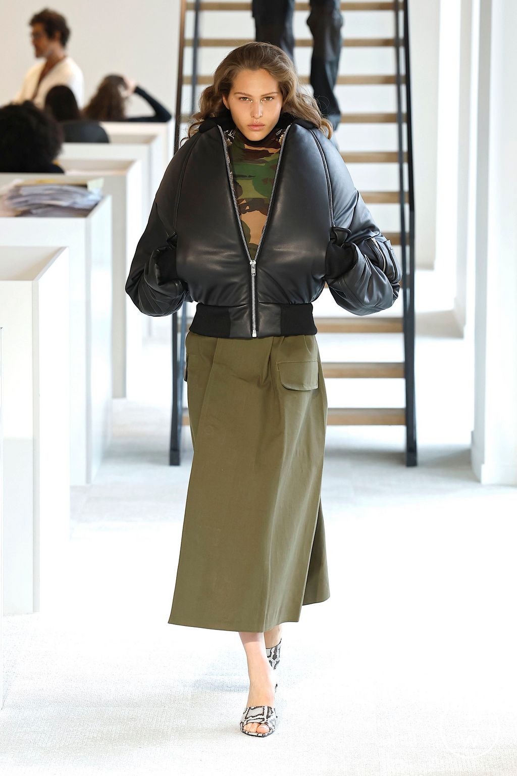 Fashion Week Paris Fall/Winter 2025 look 48 de la collection Duran Lantink womenswear