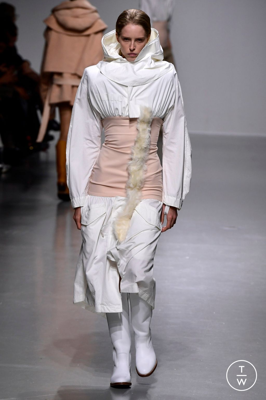 Fashion Week Paris Spring/Summer 2024 look 28 de la collection Duran Lantink womenswear
