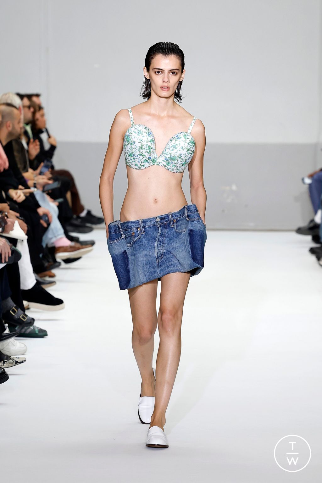 Fashion Week Paris Spring-Summer 2025 look 23 from the Duran Lantink collection 女装