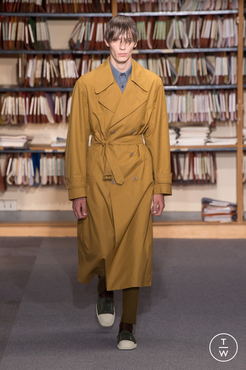 Fashion Week Paris Spring/Summer 2018 look 2 from the Dries Van Noten collection 男装