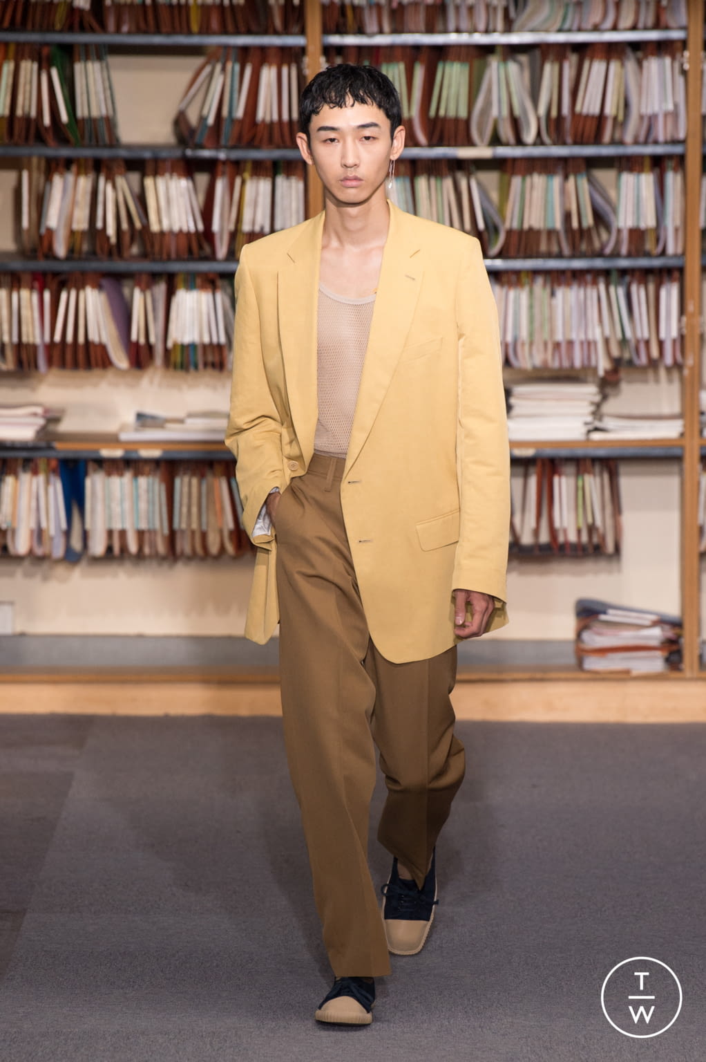 Fashion Week Paris Spring/Summer 2018 look 4 from the Dries Van Noten collection 男装