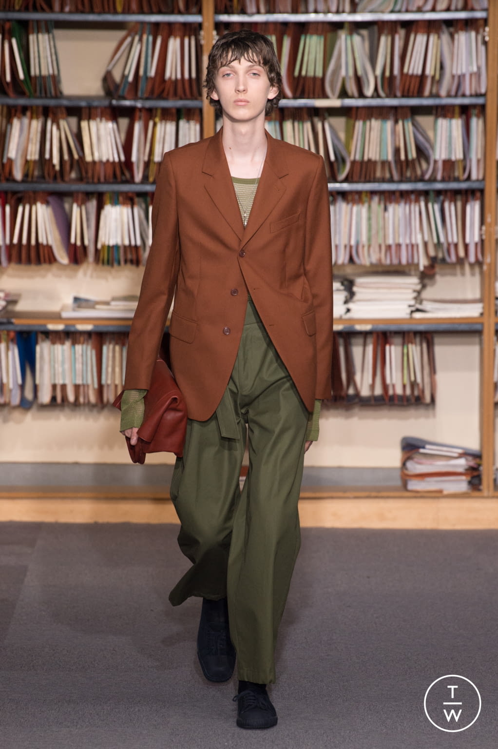 Fashion Week Paris Spring/Summer 2018 look 18 from the Dries Van Noten collection 男装