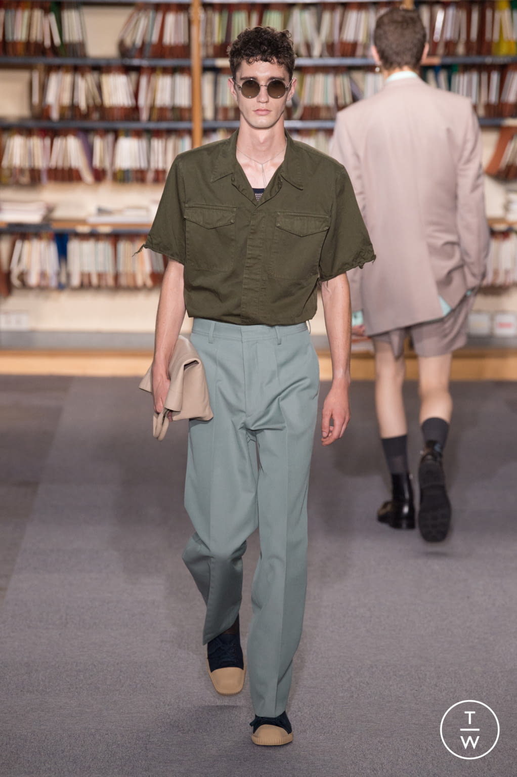Fashion Week Paris Spring/Summer 2018 look 29 from the Dries Van Noten collection 男装