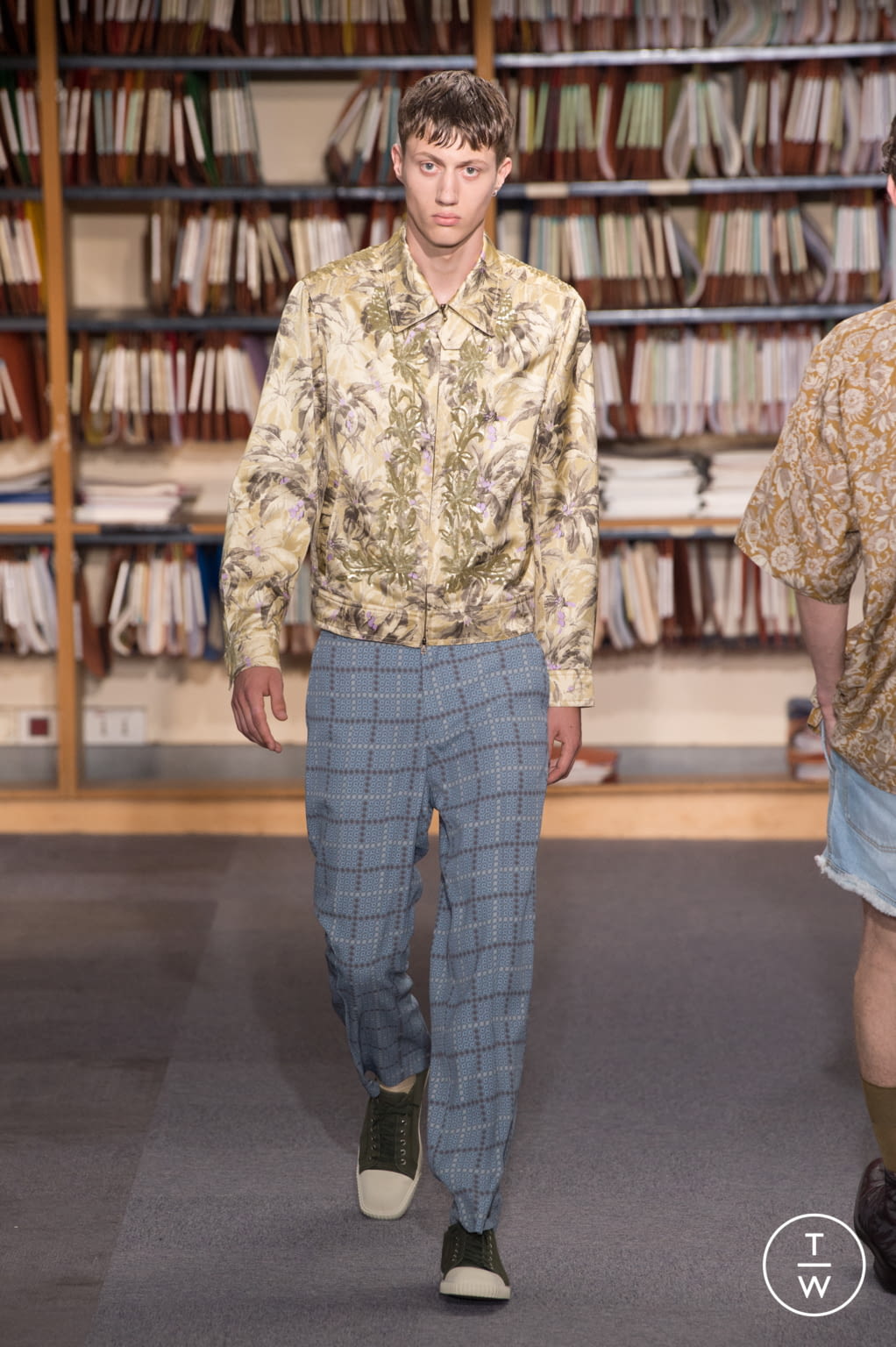 Fashion Week Paris Spring/Summer 2018 look 36 from the Dries Van Noten collection 男装