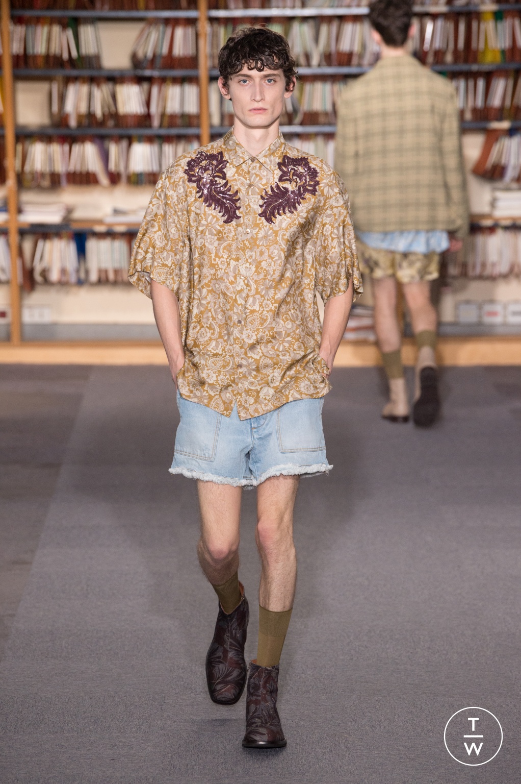 Fashion Week Paris Spring/Summer 2018 look 37 from the Dries Van Noten collection 男装