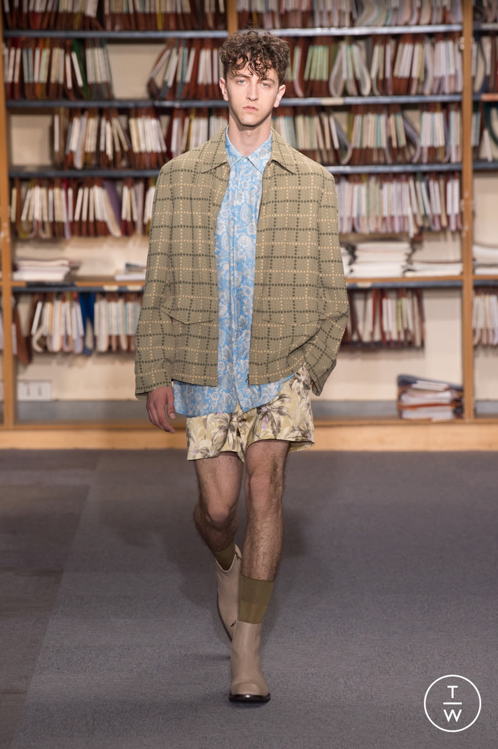 Fashion Week Paris Spring/Summer 2018 look 38 from the Dries Van Noten collection 男装