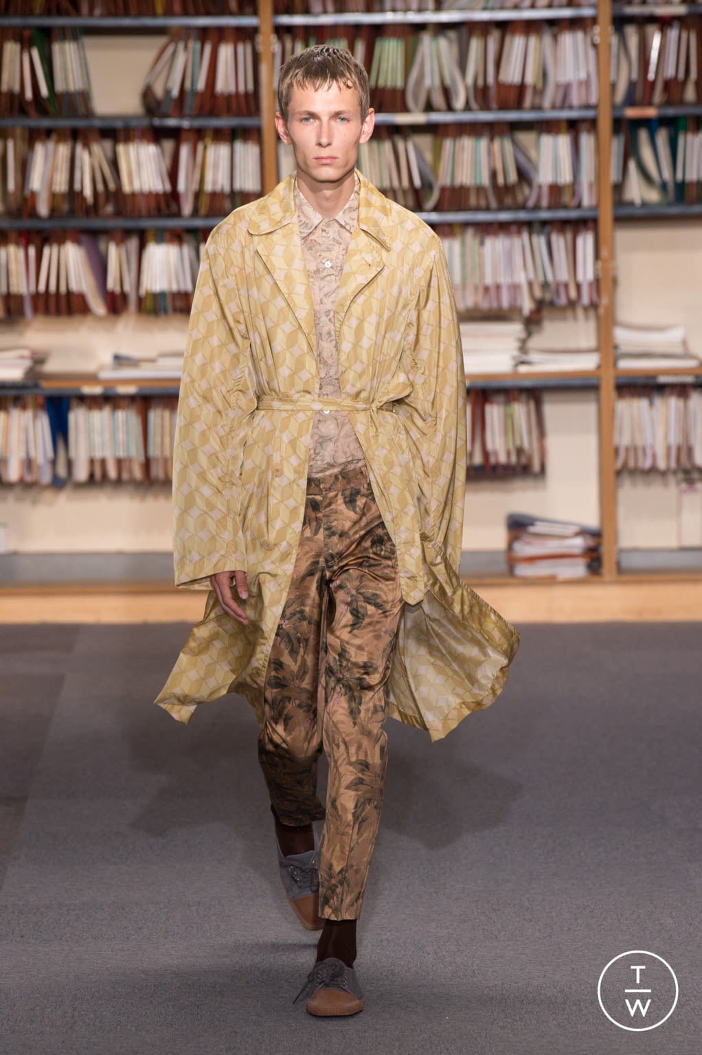 Fashion Week Paris Spring/Summer 2018 look 39 from the Dries Van Noten collection 男装