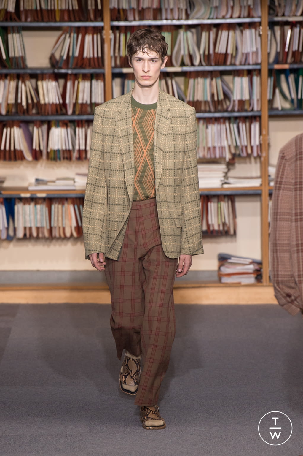 Fashion Week Paris Spring/Summer 2018 look 42 from the Dries Van Noten collection 男装