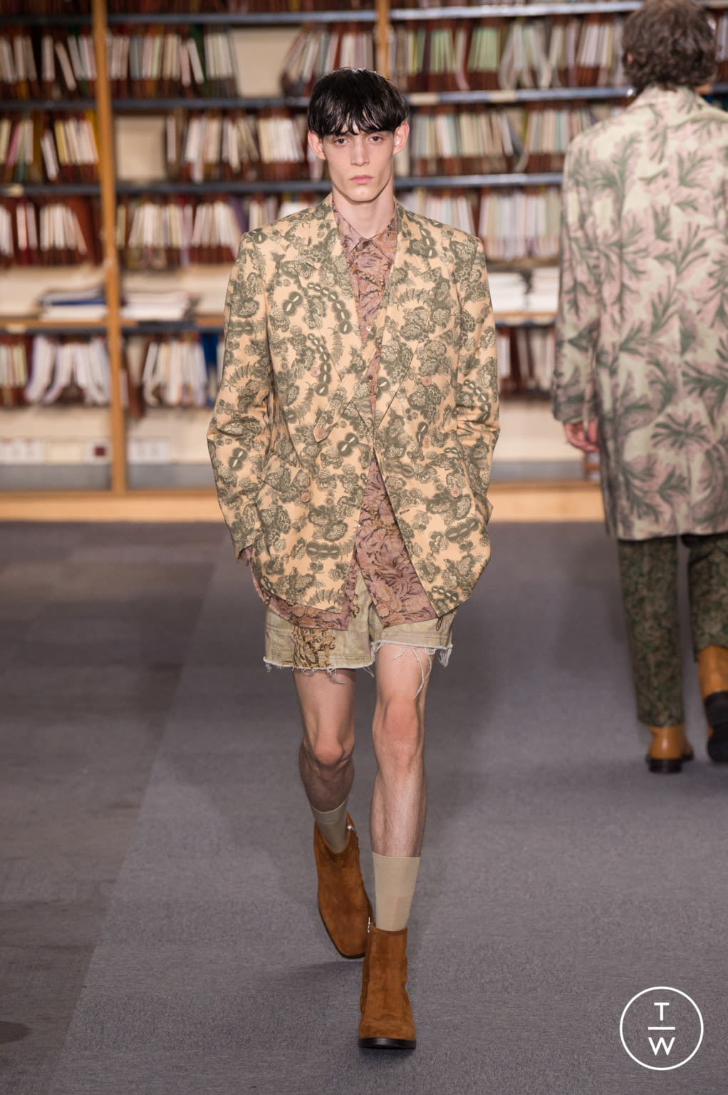 Fashion Week Paris Spring/Summer 2018 look 45 from the Dries Van Noten collection 男装