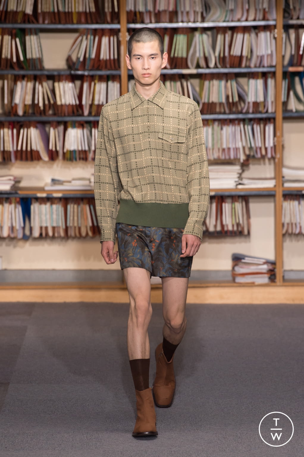 Fashion Week Paris Spring/Summer 2018 look 47 from the Dries Van Noten collection 男装