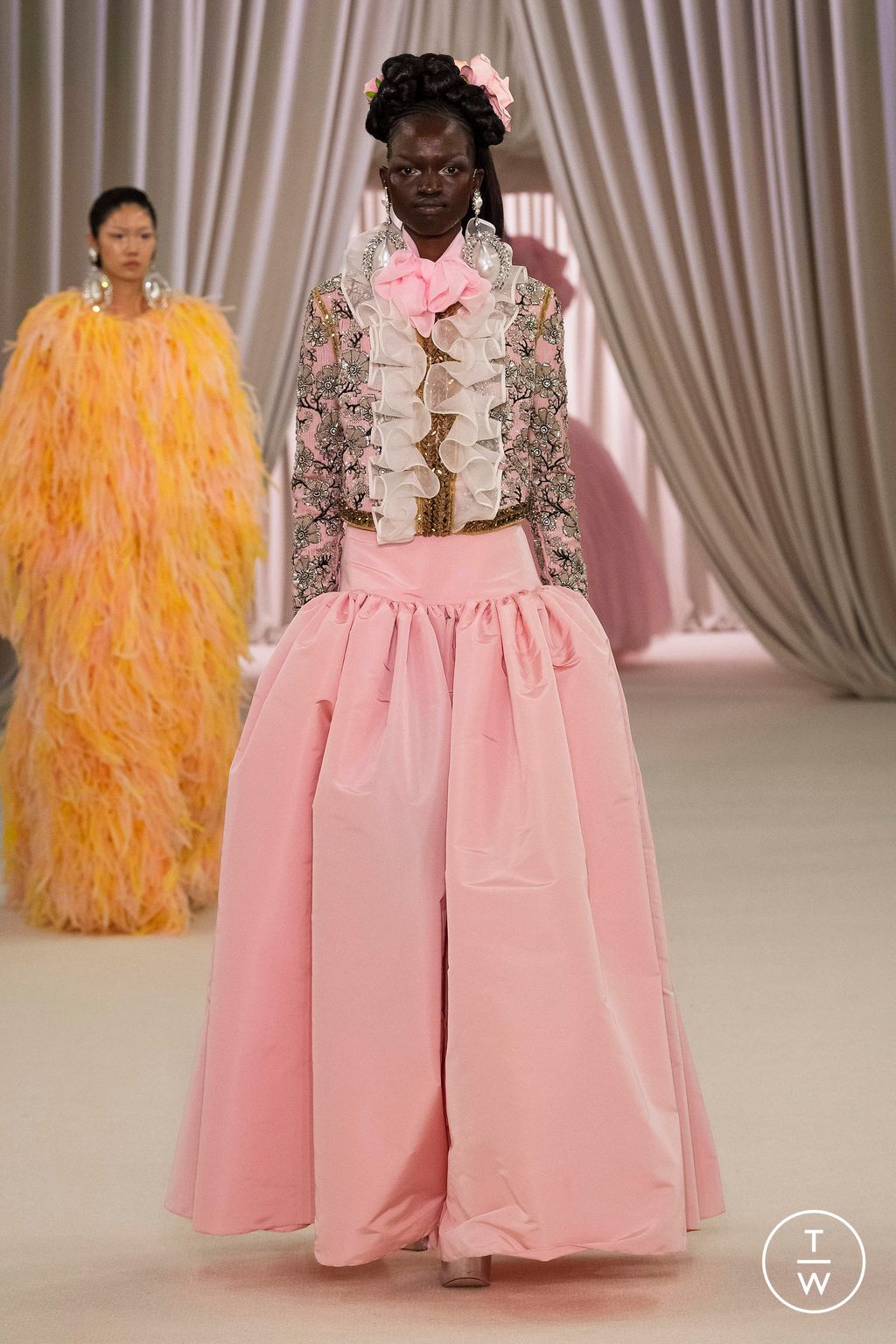 Fashion Week Paris Spring/Summer 2023 look 11 de la collection Giambattista Valli couture