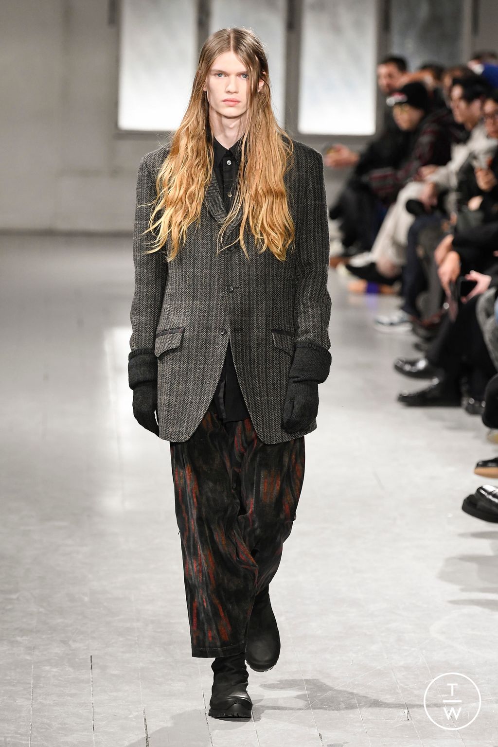 Fashion Week Paris Fall/Winter 2023 look 26 de la collection Yohji Yamamoto menswear