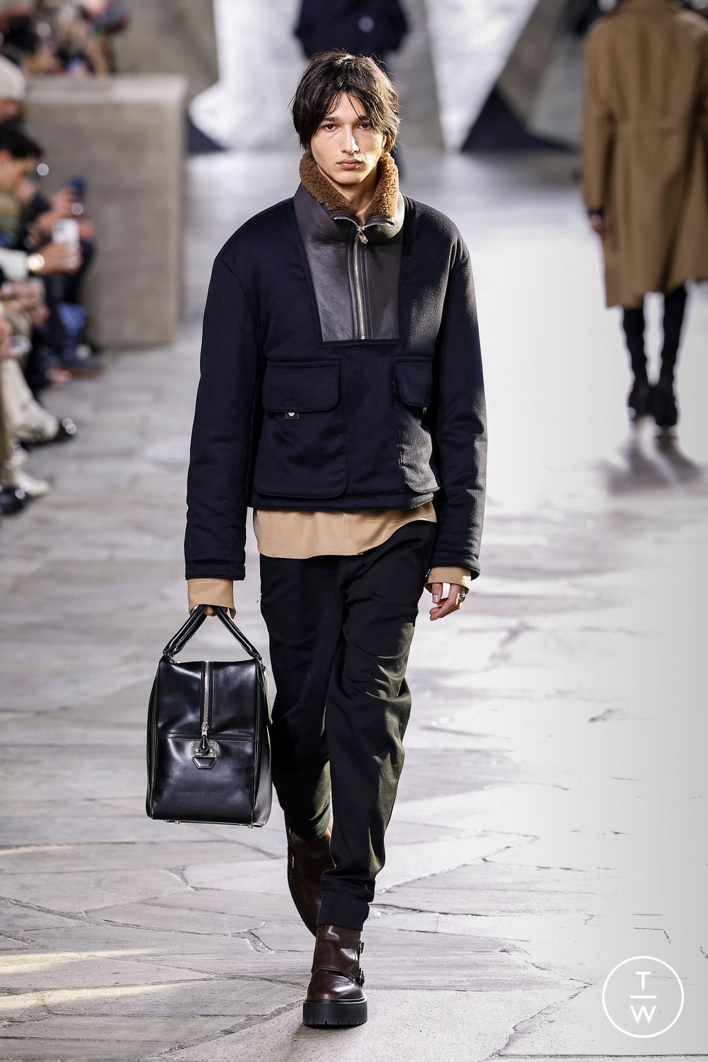 Fashion Week Paris Fall/Winter 2023 look 19 from the Hermès collection 男装