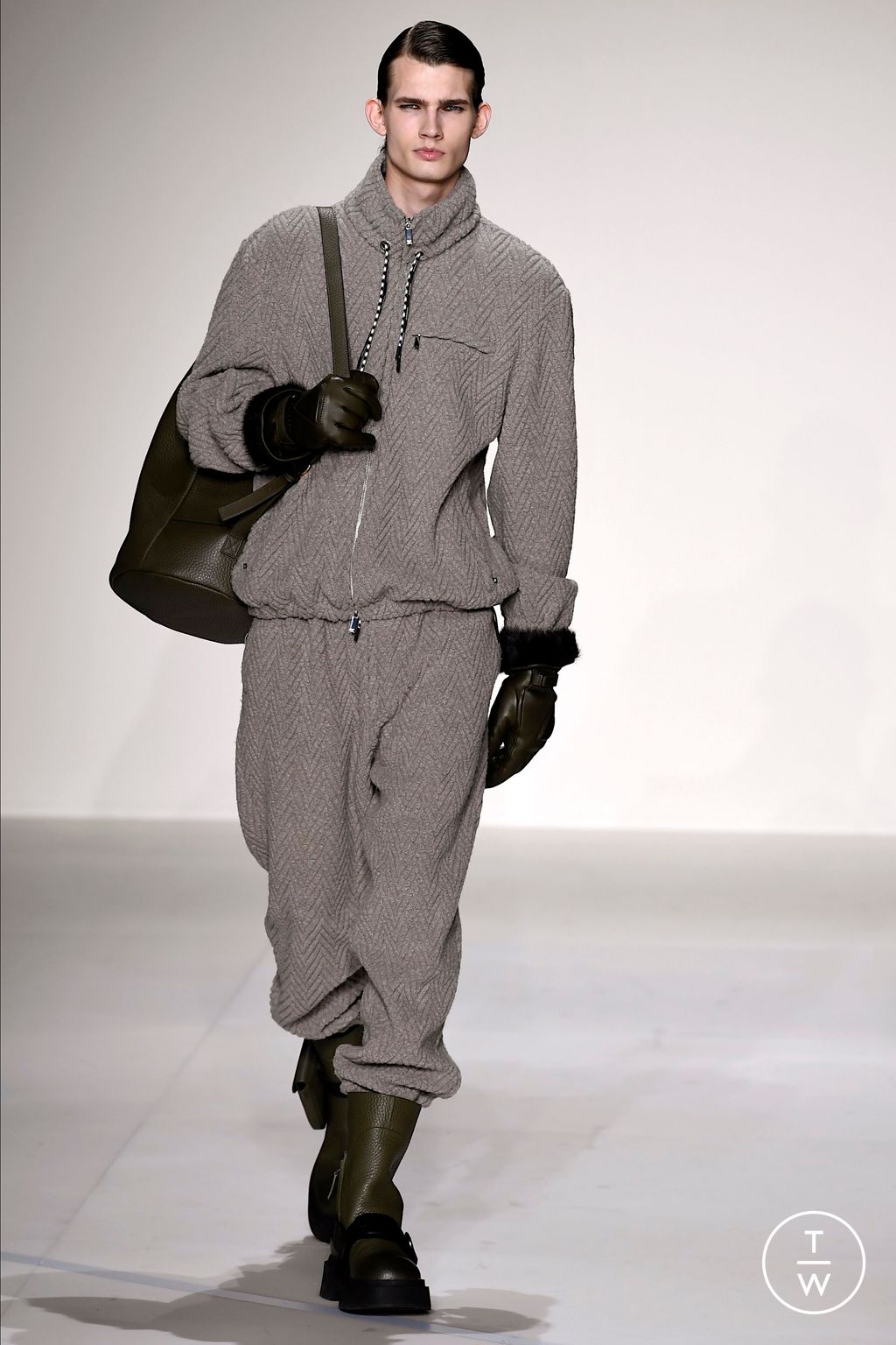 Fashion Week Milan Fall/Winter 2023 look 15 de la collection Emporio Armani menswear