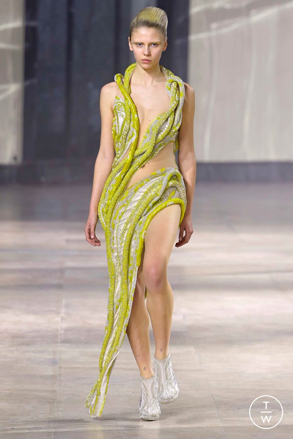 Fashion Week Paris Spring/Summer 2023 look 18 de la collection Gaurav Gupta couture