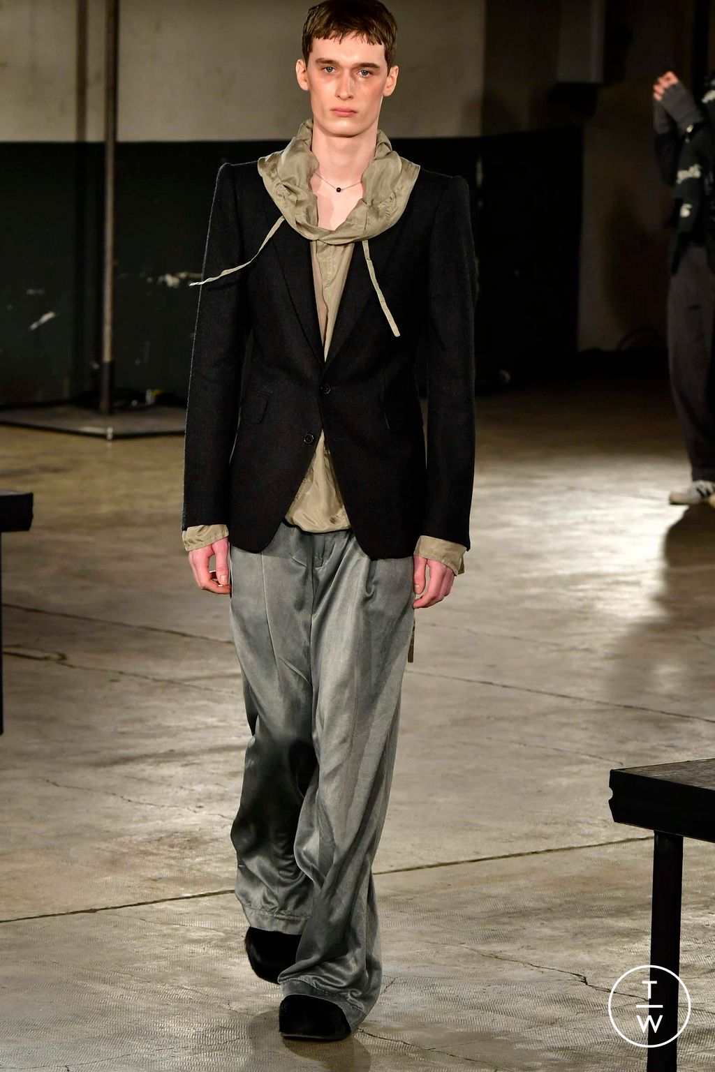 Fashion Week Paris Fall/Winter 2023 look 16 from the Dries Van Noten collection menswear