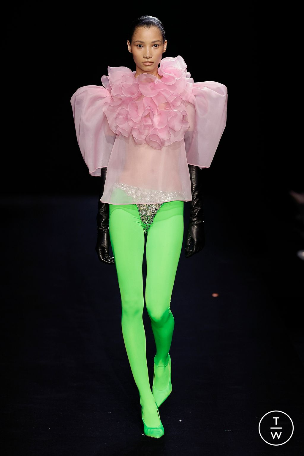 Fashion Week Paris Spring/Summer 2023 look 15 de la collection Valentino couture