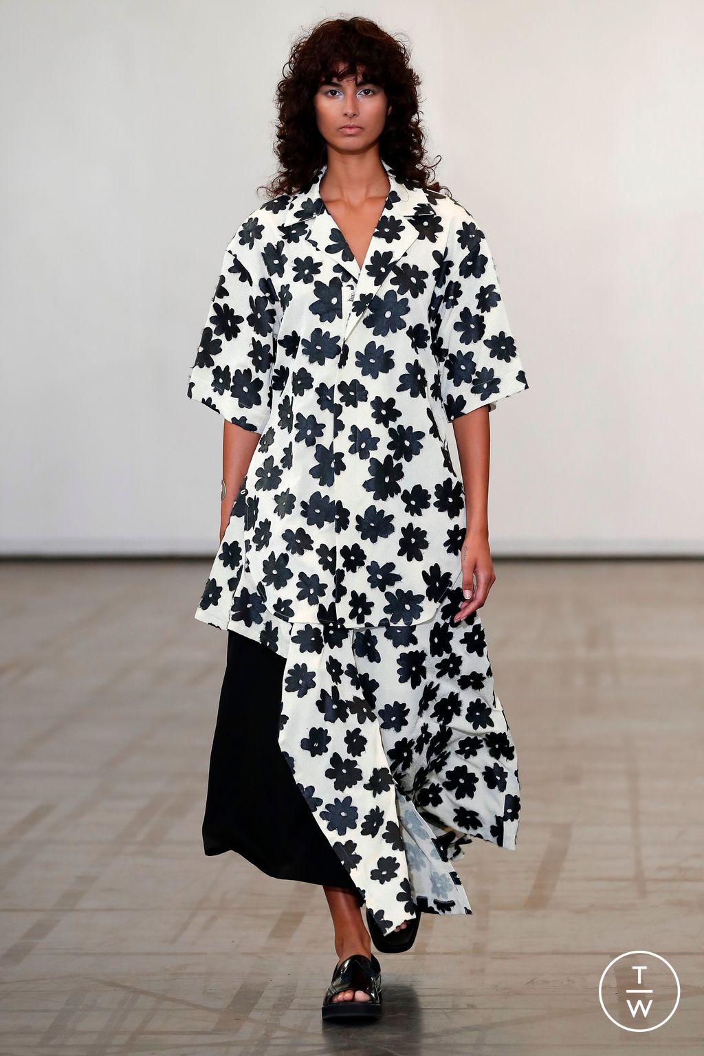 Fashion Week Paris Spring/Summer 2023 look 16 de la collection Ujoh womenswear