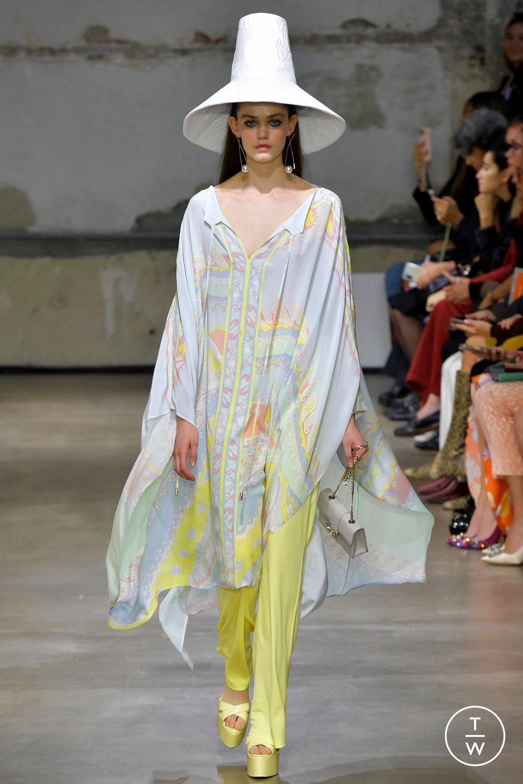 Fashion Week Paris Spring/Summer 2023 look 14 from the Leonard Paris collection 女装