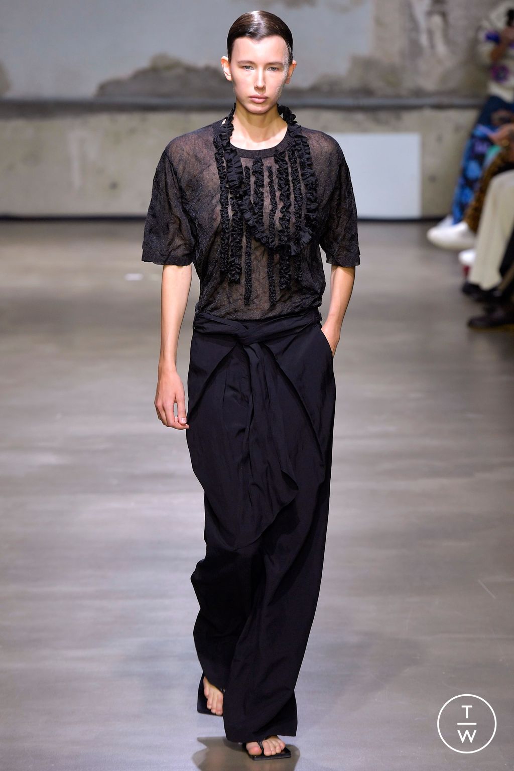 Fashion Week Paris Spring/Summer 2023 look 35 from the Christian Wijnants collection 女装