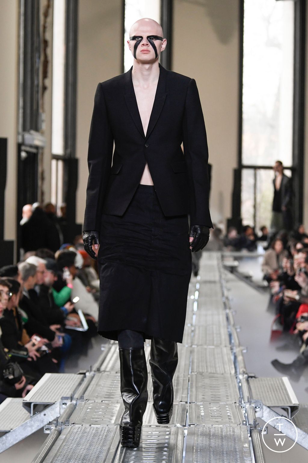 Fashion Week Paris Fall/Winter 2023 look 32 from the Rick Owens collection menswear
