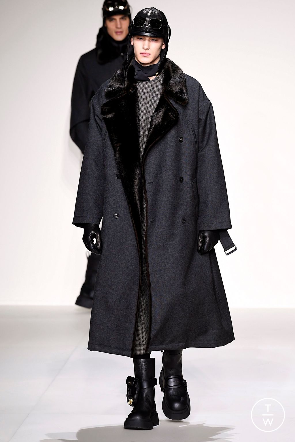 Fashion Week Milan Fall/Winter 2023 look 1 de la collection Emporio Armani menswear