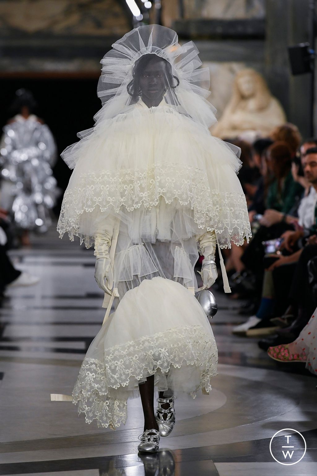 Fashion Week London Spring/Summer 2023 look 47 from the Simone Rocha collection 女装