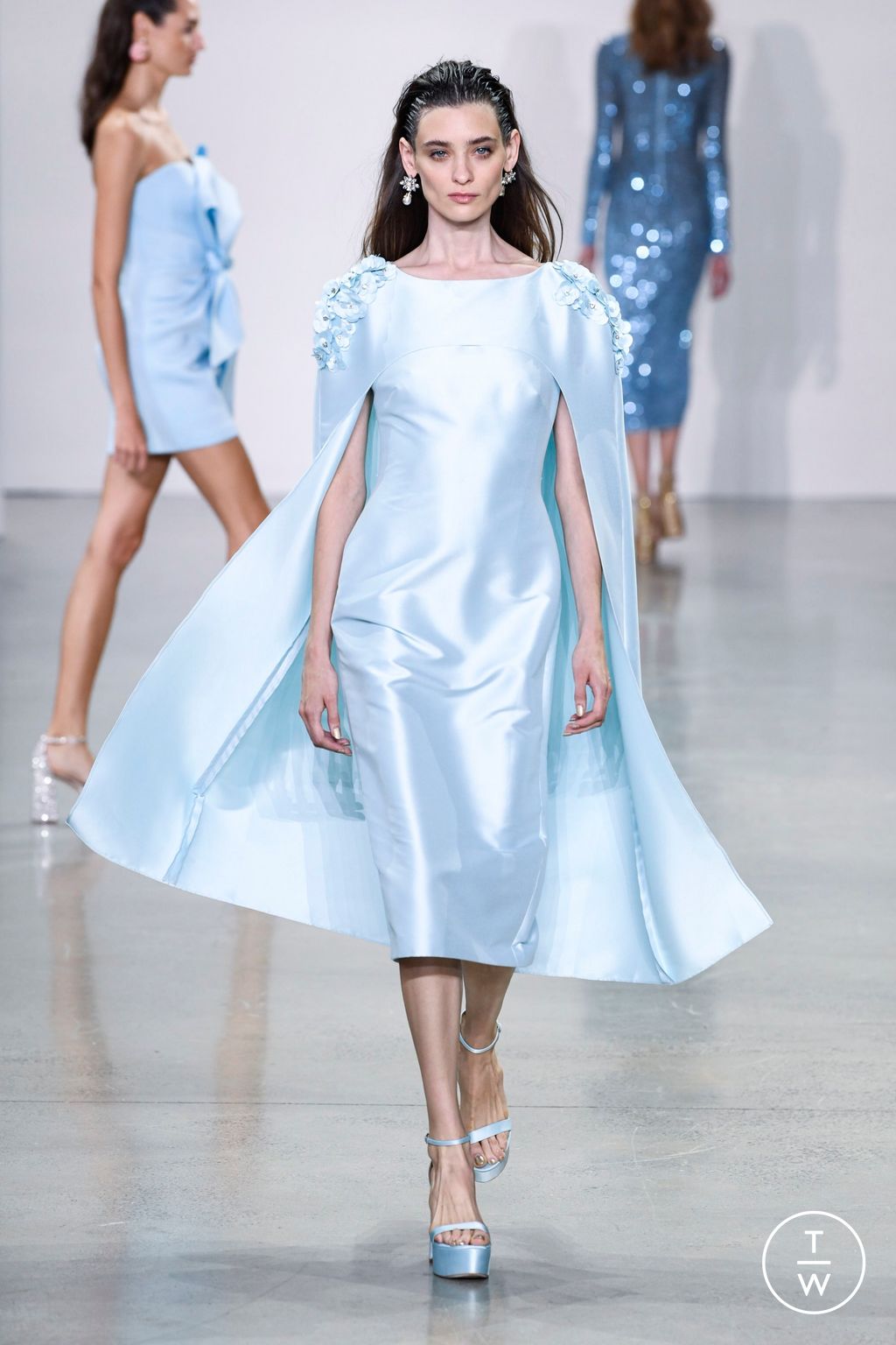 Fashion Week New York Spring/Summer 2023 look 36 from the Badgley Mischka collection 女装