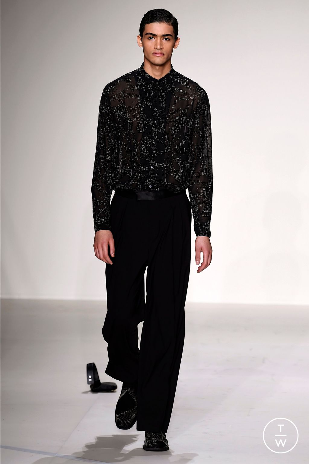 Fashion Week Milan Fall/Winter 2023 look 88 de la collection Emporio Armani menswear