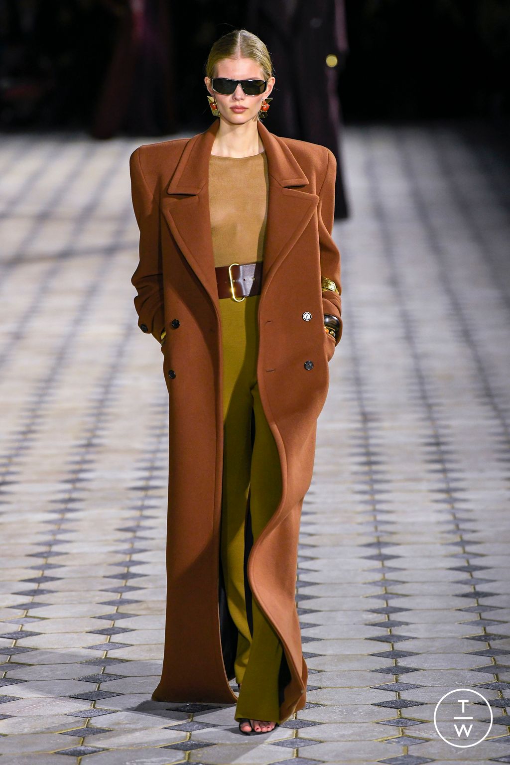 Fashion Week Paris Spring/Summer 2023 look 17 from the Saint Laurent collection 女装