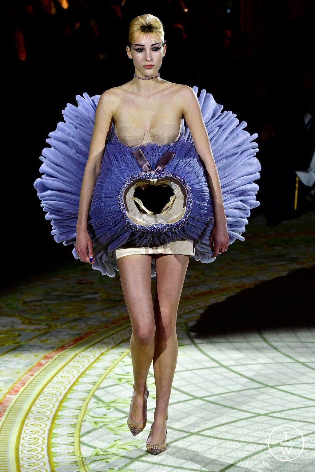 Fashion Week Paris Spring/Summer 2023 look 9 de la collection Viktor & Rolf couture